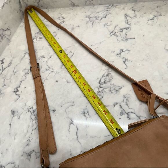 Elegant Tan Leather crossbody Shoulder Bag - Picture 8 of 9